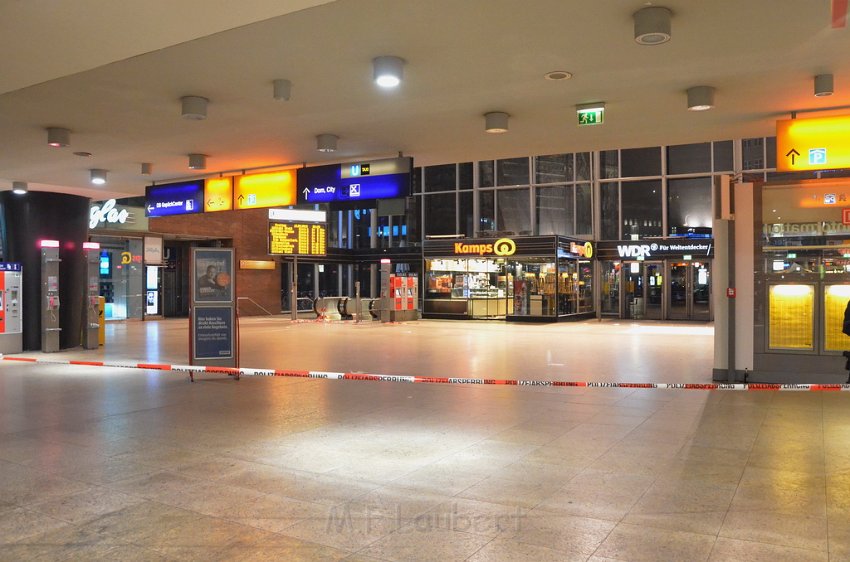 Herrenloser Koffer Koeln Hauptbahnhof P011.JPG